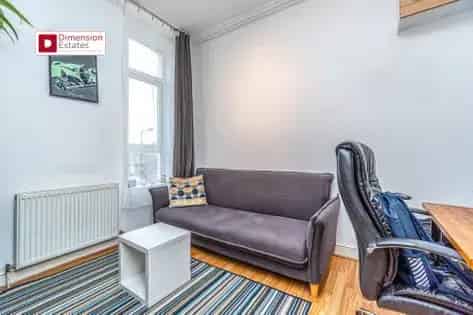 1 Room 72 m² Flat London