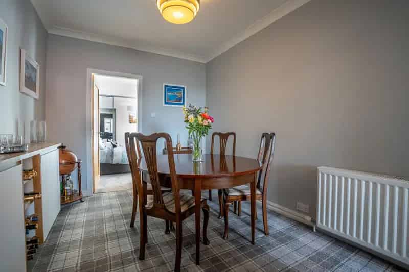 Ground Floor Flat with Garden Driveway and Garage