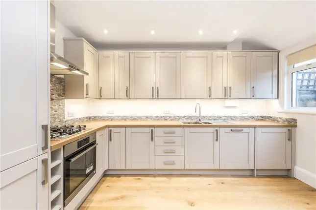 Detached house to rent in Wisley Road, London SW11