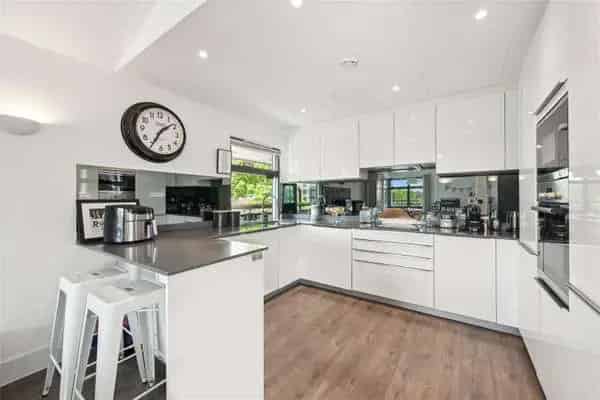 Luxury 4-Bedroom Penthouse in Kew Bridge with City Views