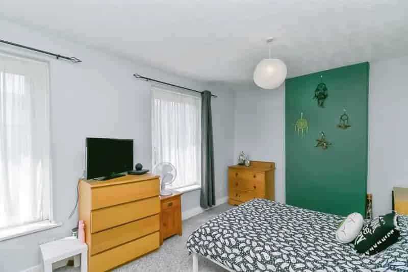 2 Bedroom Terraced House with Garage Near Amenities