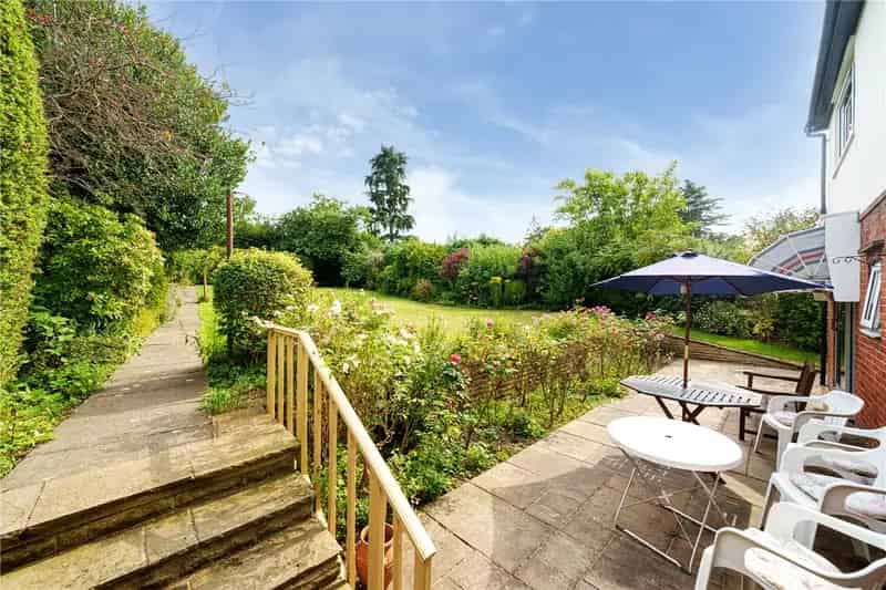 4 Bedroom Family Home Near Farnham Station
