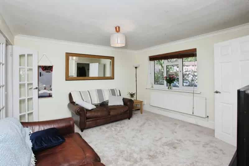 3 Bed Semi Detached House with Garden and Parking