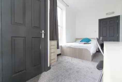 3 Double Bedroom Flat near Leeds Universities