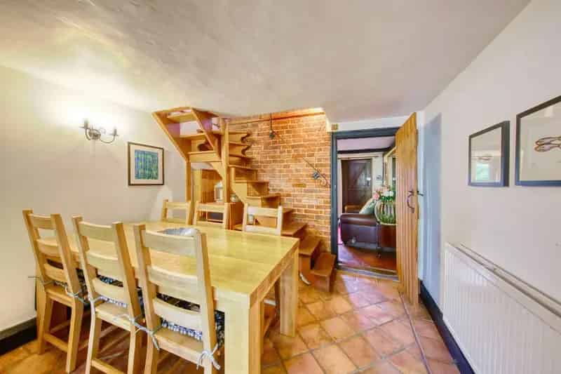 2 Bed House for Sale in Hampton Wick Near Bushy Park