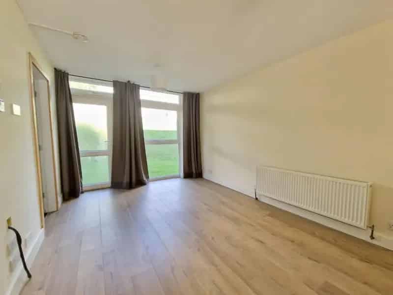 2 Bed Flat for Sale - No Onward Chain - Investor Opportunity