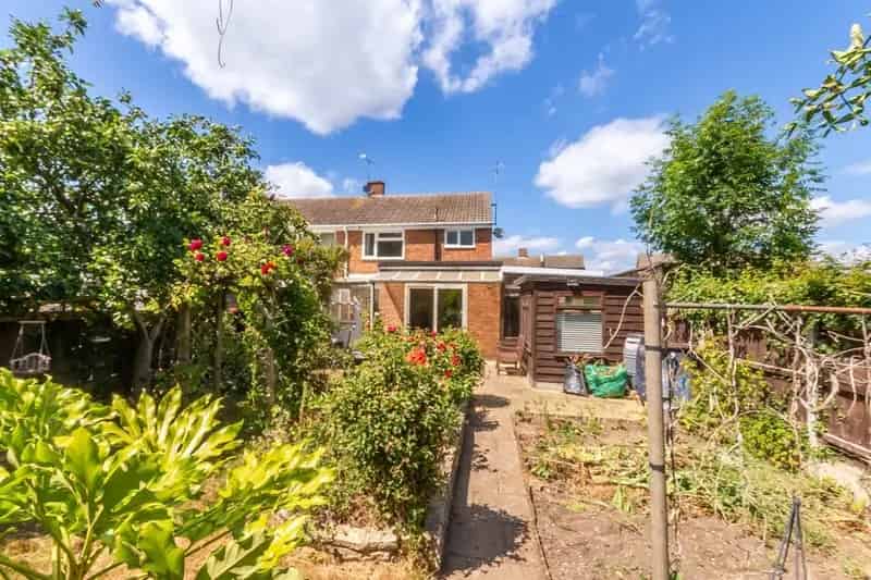 3 Bed Semi Detached House With Garage South Facing Garden