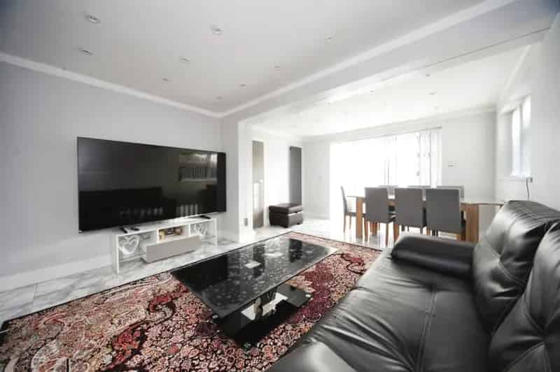 Four Bedroom Semi Detached House Stopsley Village