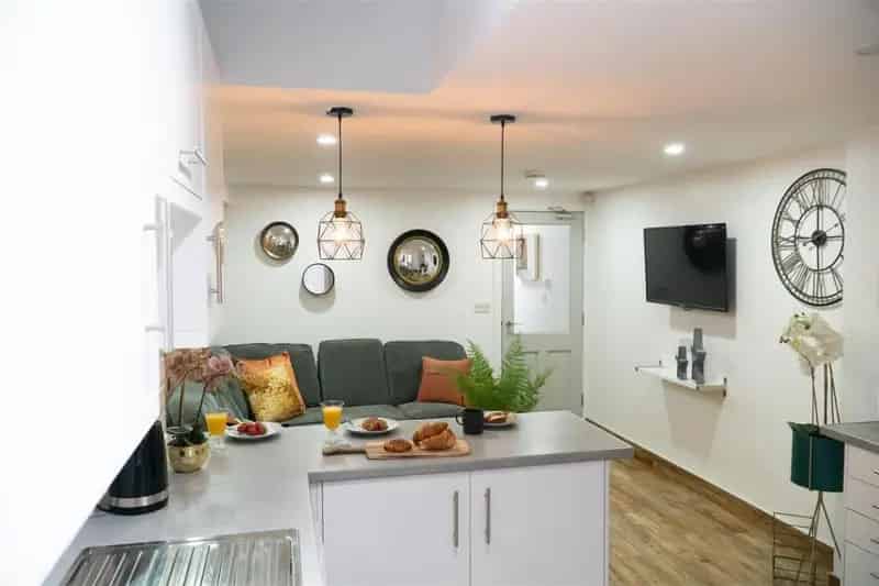 6 Bedroom House Share For Sale