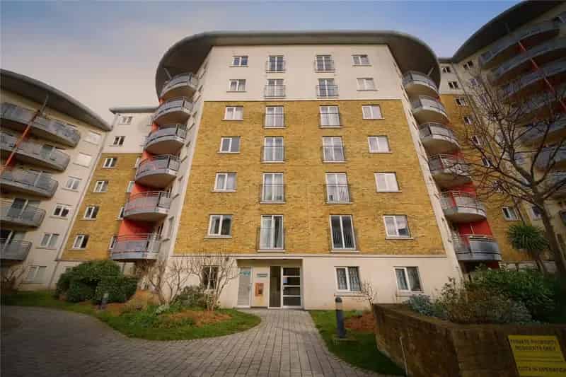 2 Bed 2 Bath Apartment with Parking in Bow London