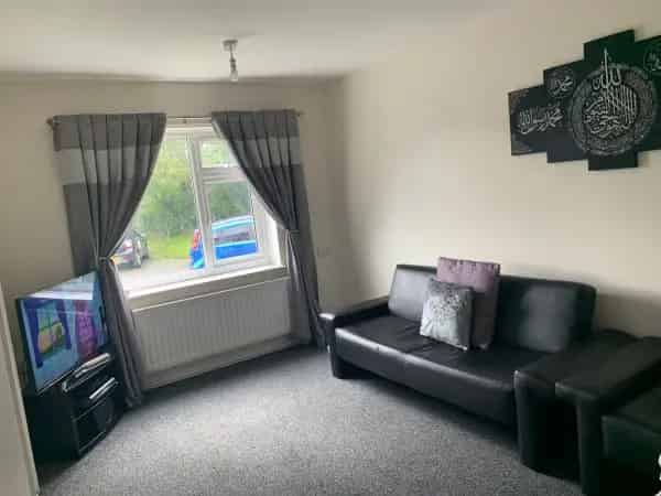 1-Bed Flat Near Amenities Large Lounge Refurbished Kitchen Car Park