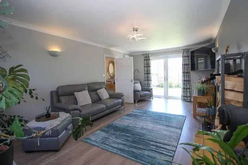 6 bed house for sale
