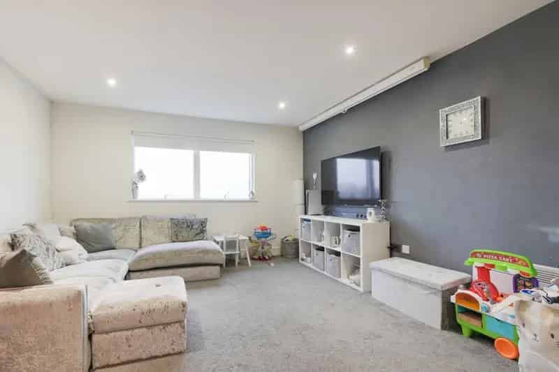 2 Bed 2 Bath Apartment with Allocated Parking Leasehold
