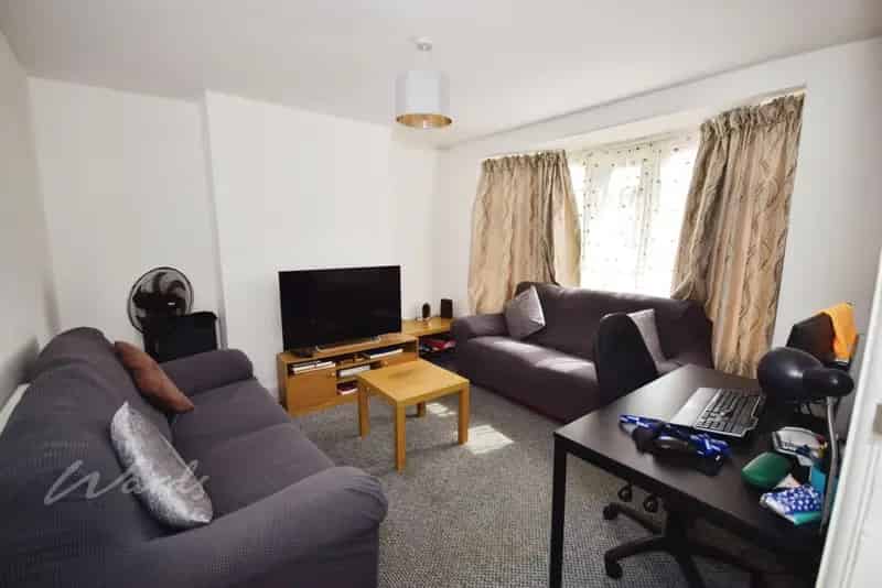 3 bedroom semi-detached house to rent