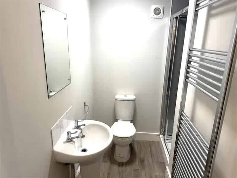 2 Bed Ground Floor Flat Near Town Centre Zero Deposit Available