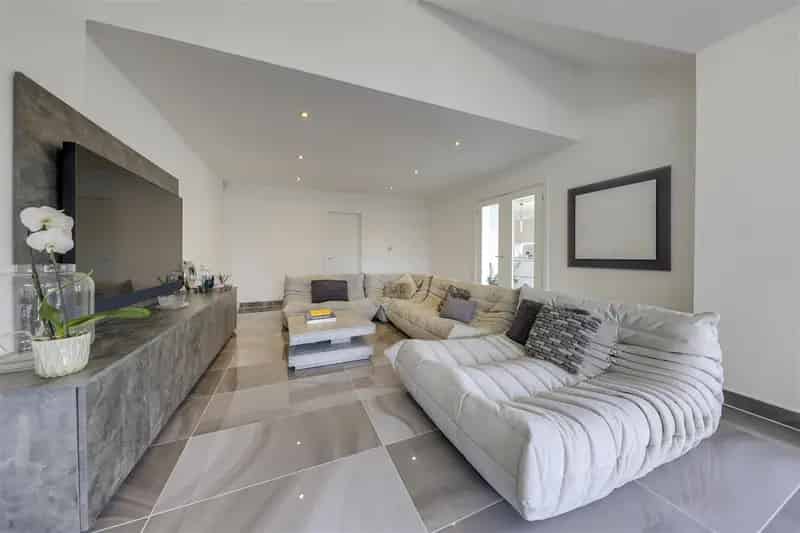 9 Bedroom Detached House with Annexe For Sale