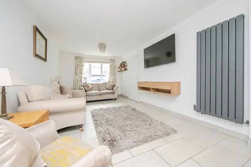 4 Bed 2 Bath House with Carport and Garden