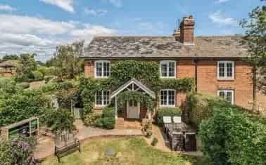 Spacious Family Cottage in Whimple with Four Bedrooms and Private Courtyard