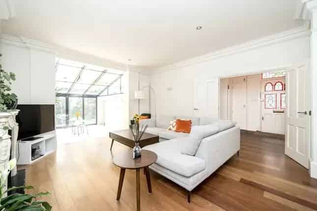 Semi-Detached House for Sale in Bedford Park Chiswick