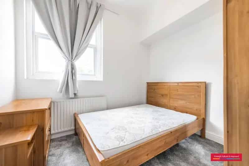 Bright 1 Bedroom Apartment with High Ceilings