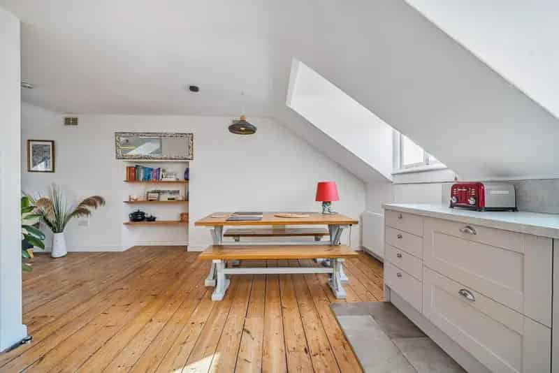 Spacious 3-Bed Split Level Flat in Quiet Residential Area