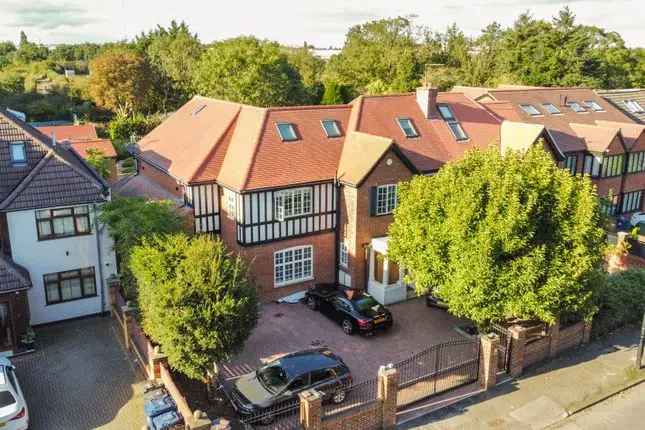 8 Bedroom Family Home with Large Garden and Canal Views