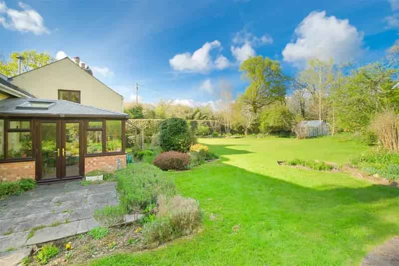 6 Bedroom Detached House for Sale