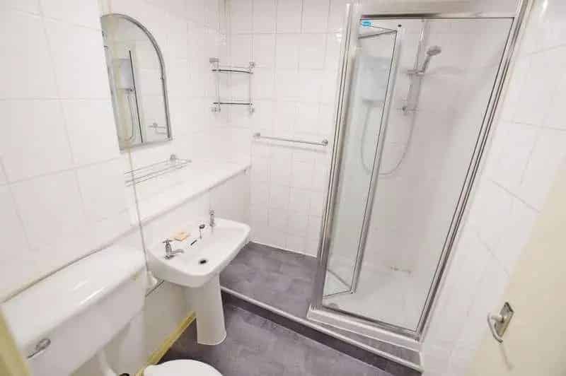 2 Bed Flat for Sale No Upward Chain