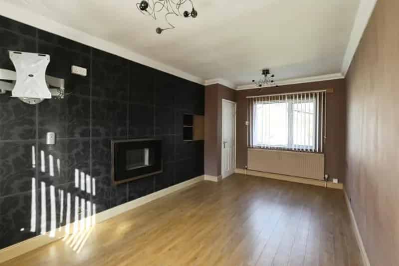 3 Bedroom Mid-Terrace House For Sale