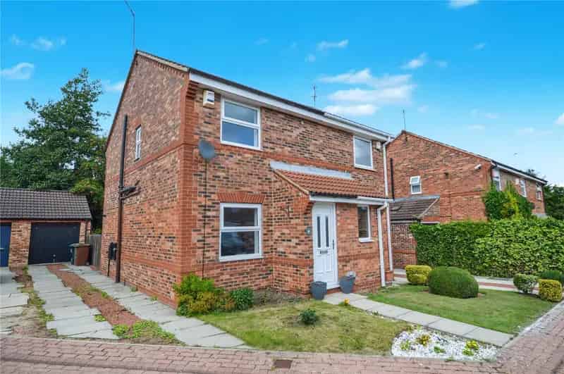 2 Bed Semi-Detached House with Garage and Garden - Ideal for Families