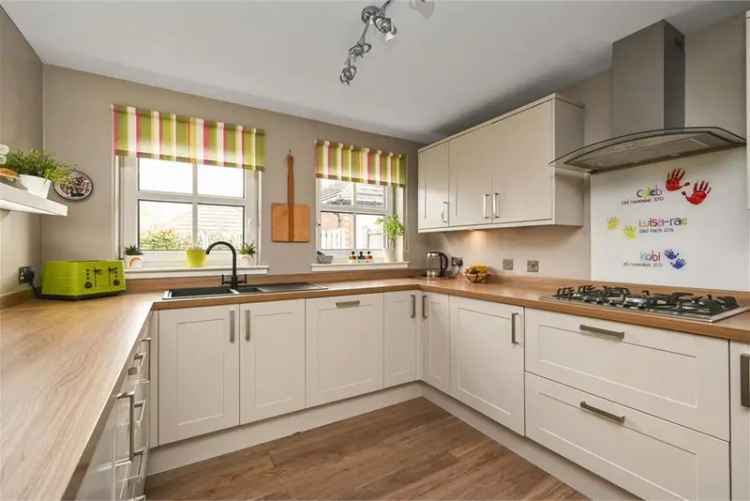 5 Bed House - Detached with 2 Reception Rooms