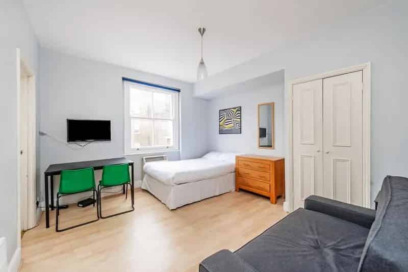 Large Studio Flat Near Gloucester Road Tube