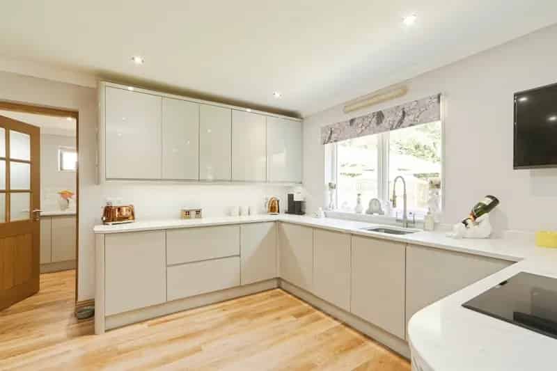 3 Bed Detached House Woodhall Park Avenue
