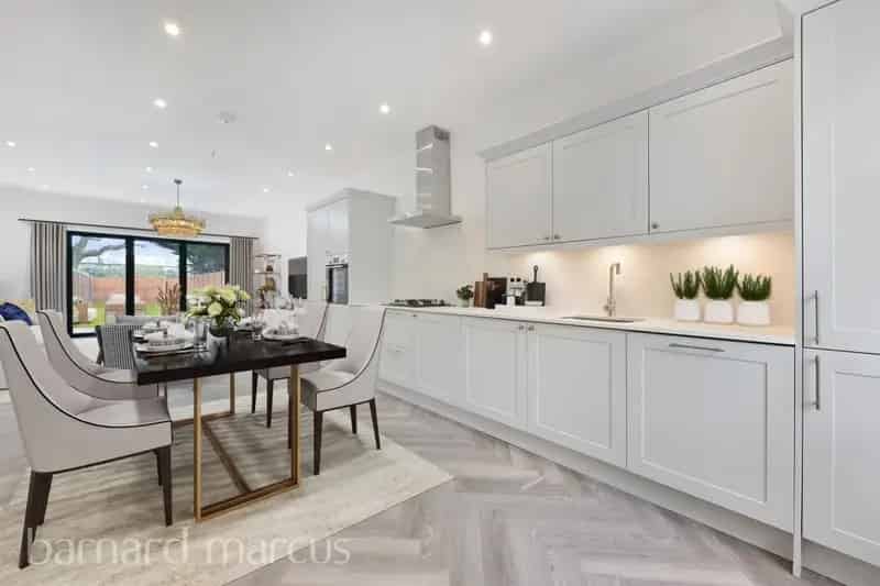 3 Bed Semi-Detached House Near Surbiton Station