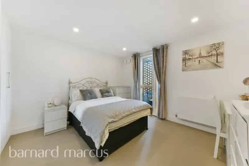 Flat For Sale , London, England