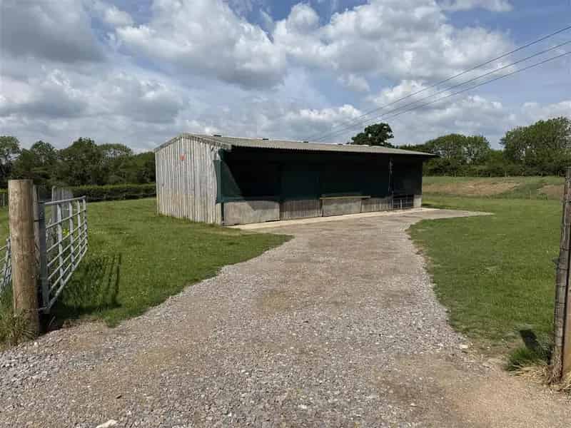 5.2 Acre Equestrian Property with Barn Near South Cerney