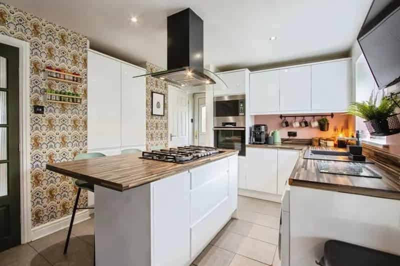 3 Bed Detached House in Morley Near Train Station and Schools