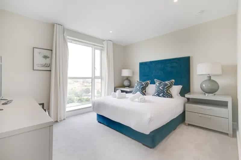 2 Bedroom Apartment Canary Wharf - Premium Riverside Living