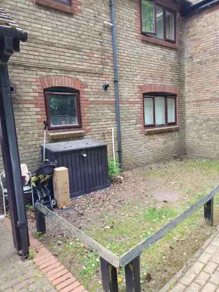 Flat For Rent in Horsham, England