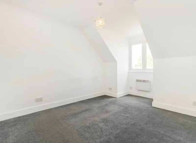 One Bedroom Apartment Near Esher Station