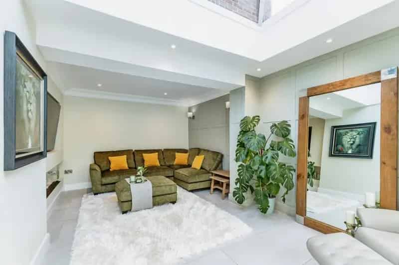 5 Bedroom Detached Home with Cinema Room and Large Garden