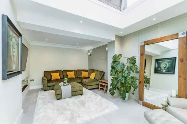 5 Bedroom Detached Home with Cinema Room and Large Garden