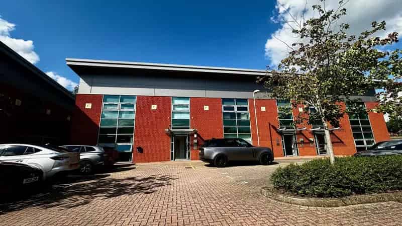 First Floor Office Near M40 J15
