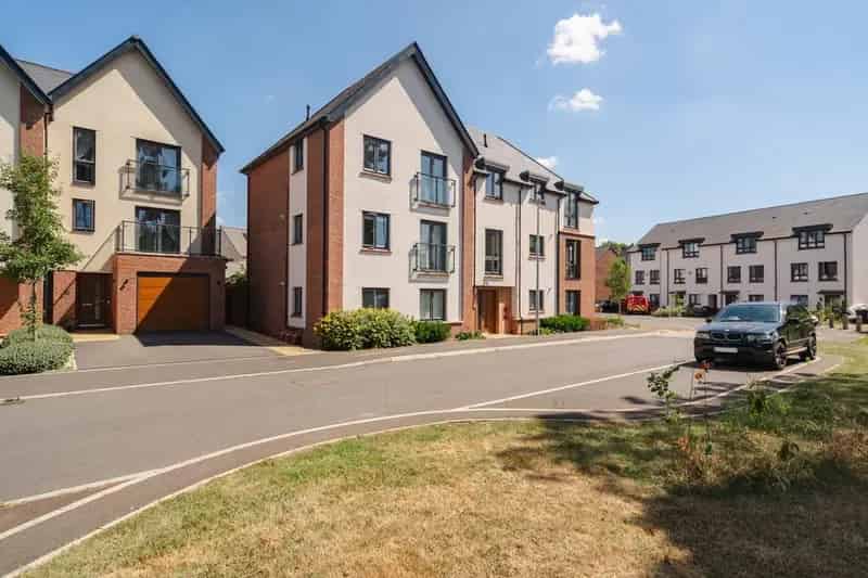 2 Bed Top Floor Flat BS16 - Spacious Open Plan Living & Parking