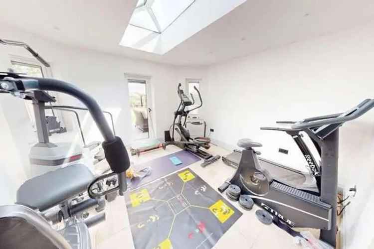 4 Bedroom Family Home with Equestrian Facilities and 2 Acres of Land