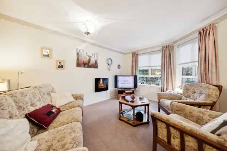 2-Bed Ground Floor Apartment Near Muirend Station