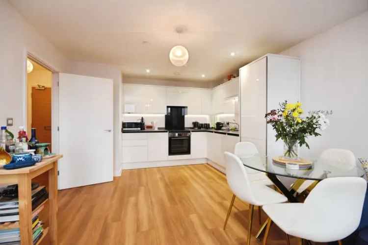 Brentwood One-Bedroom Apartment Modern Open Plan Living Parking