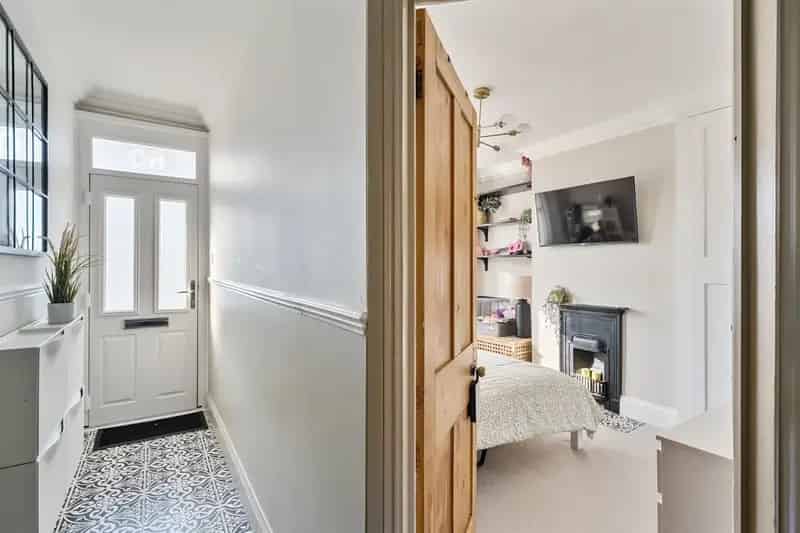 3 Bedroom Mid Terrace House with Garden and Modern Updates