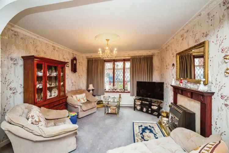 Huge Detached Bungalow Family Home Near M1