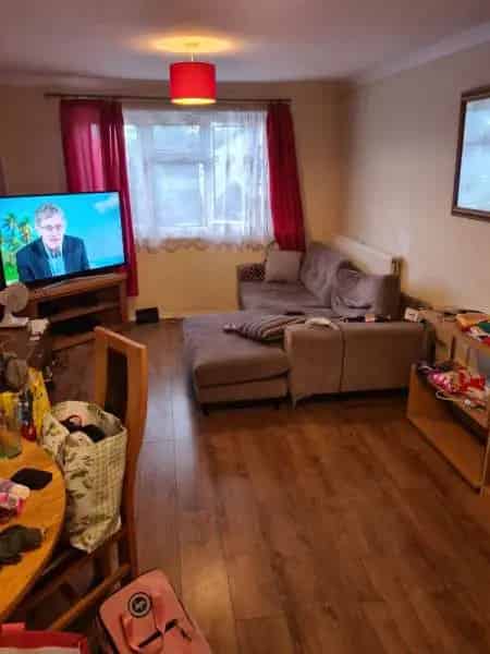 Spacious 1-Bedroom Flat Top Floor in Small Building